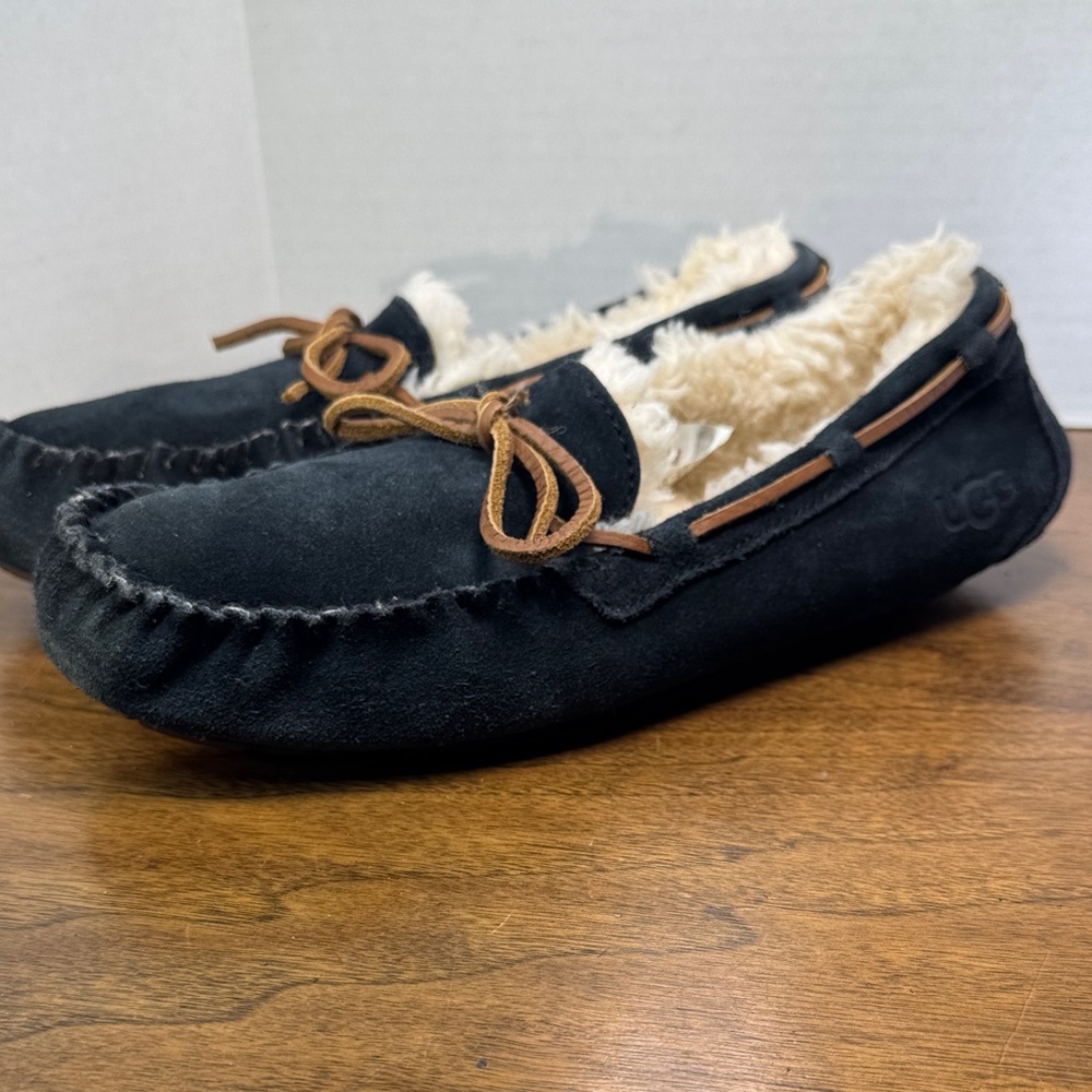 UGG Womens Dakota Black Suede Moccasin Shoes Slippers w/ Shearling Lining, sz 9